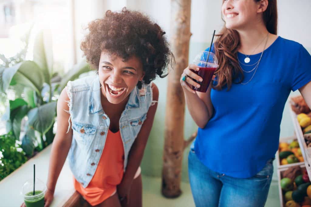 deux adolescents boivent du jus de fruits