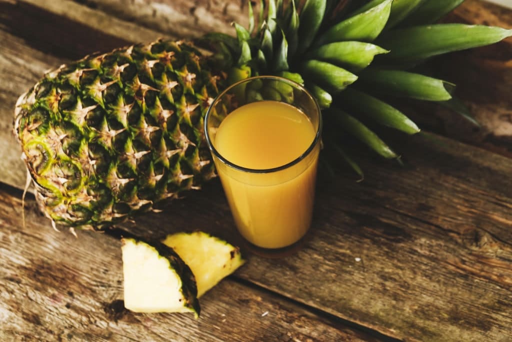 ananas pressé dans un verre