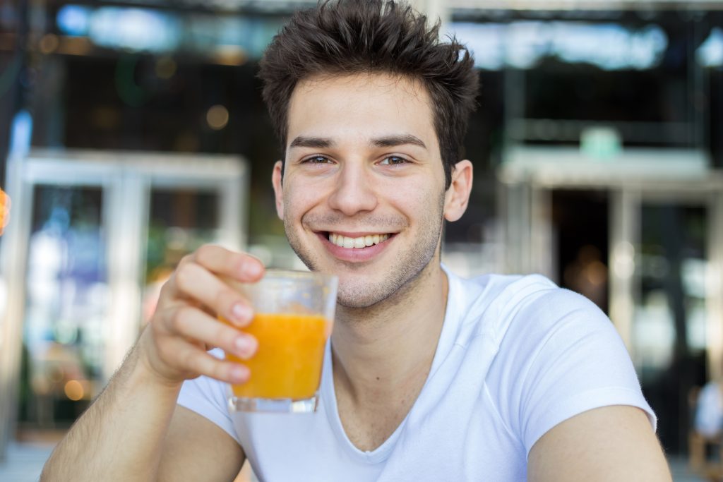 le jus de fruits peut-il abimer les dents