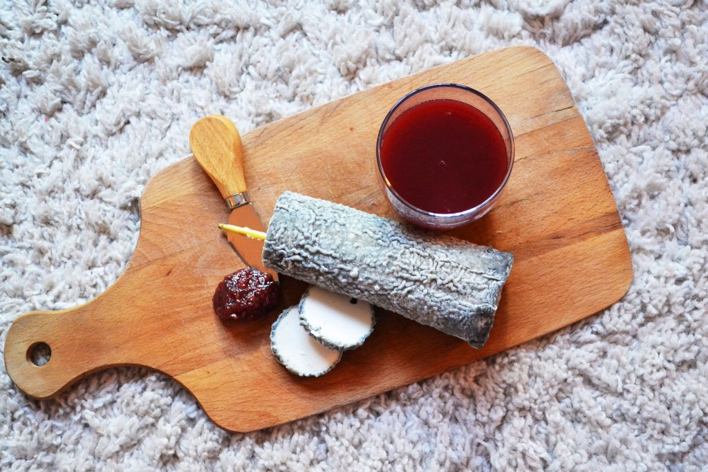 plateau de fromage avec du jus de fruit