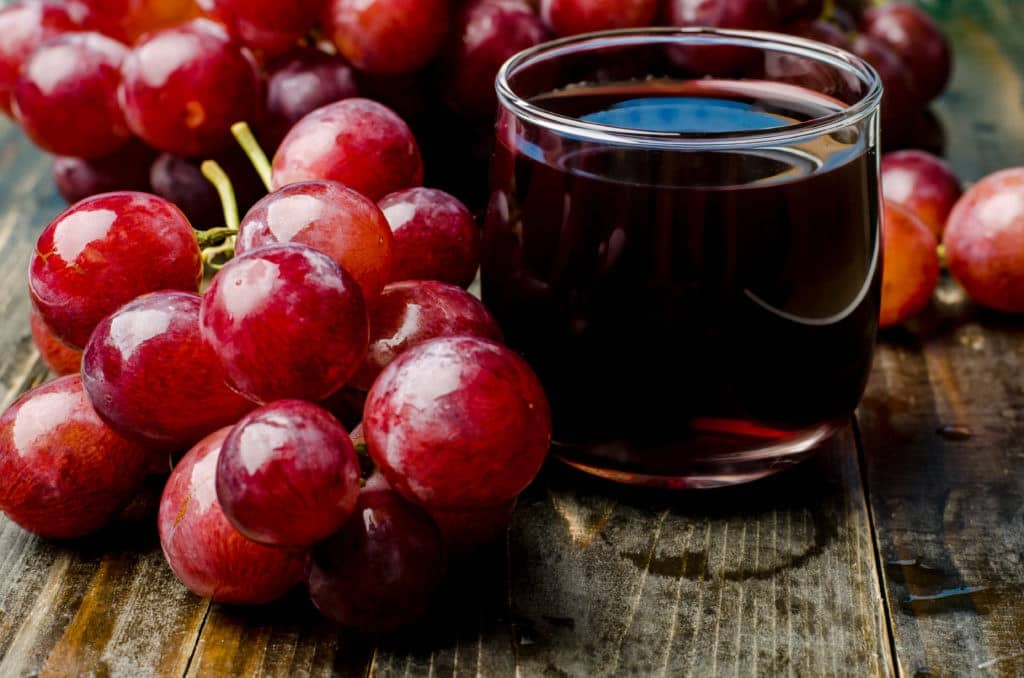 Jus de raisin dans un verre