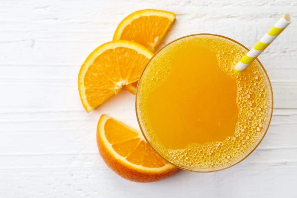 nectars d'orange dans un verre avec paille