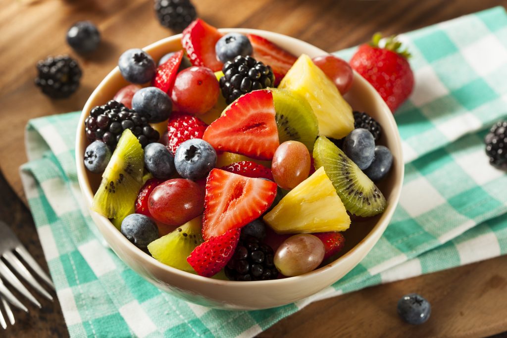 bol de fruits exotiques pour un petit déjeuner hawaïen