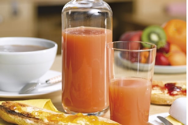 un jus de fruits pour le petit-déjeuner