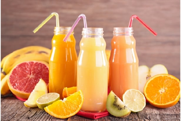 trois bouteilles de jus de fruits