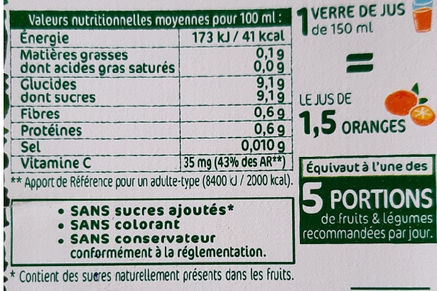 une étiquette sur une bouteille de jus de fruit