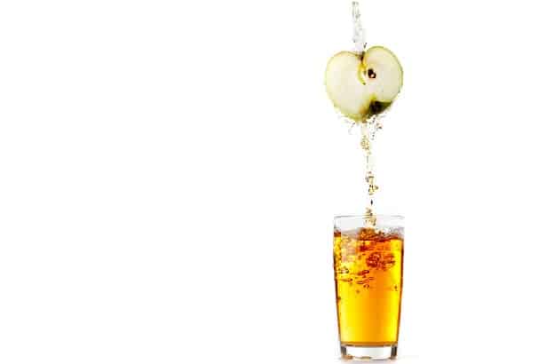 jus de pomme dans un verre