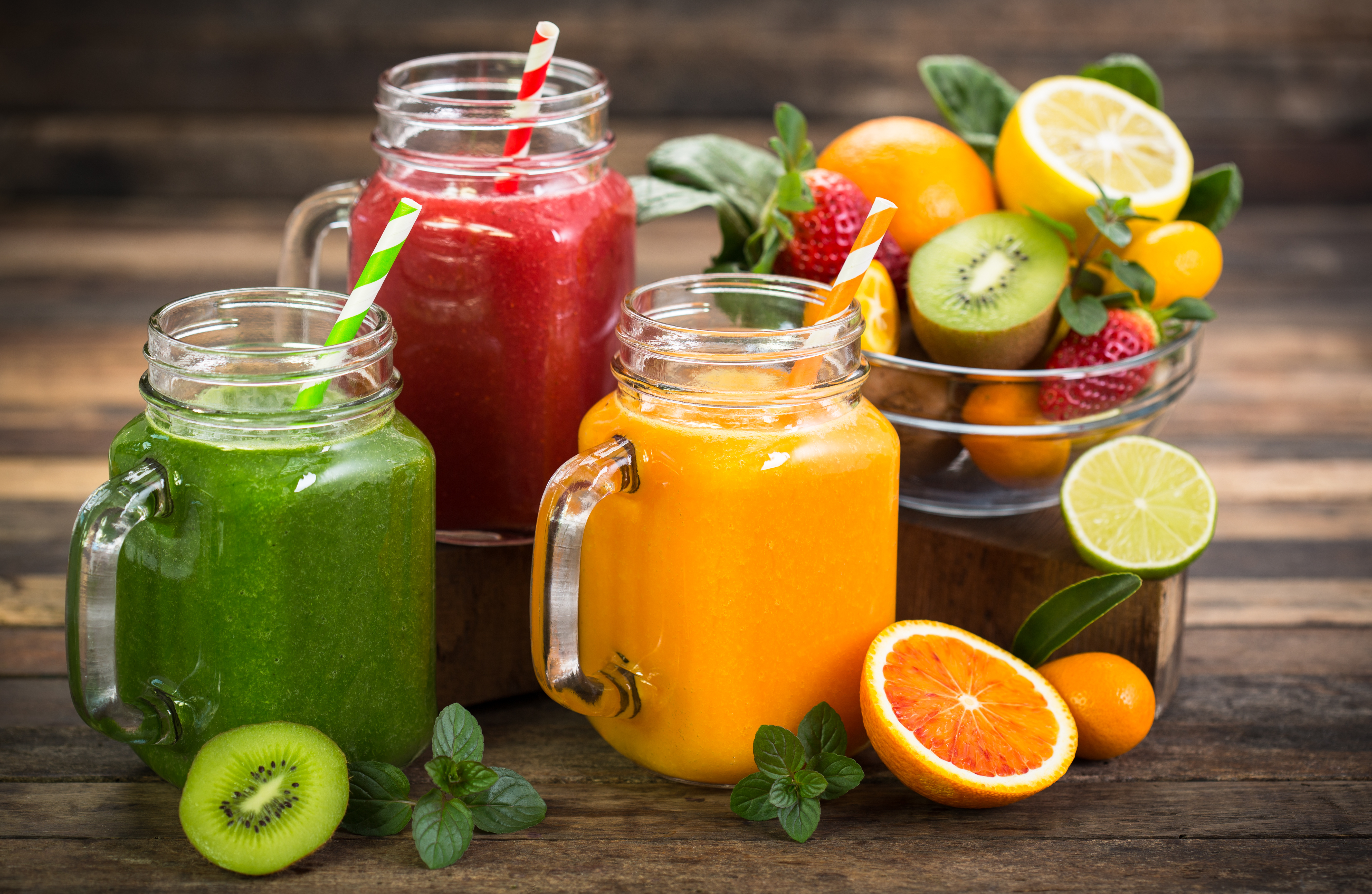 verre de jus de fruits colorés sources de vitamines et minéraux